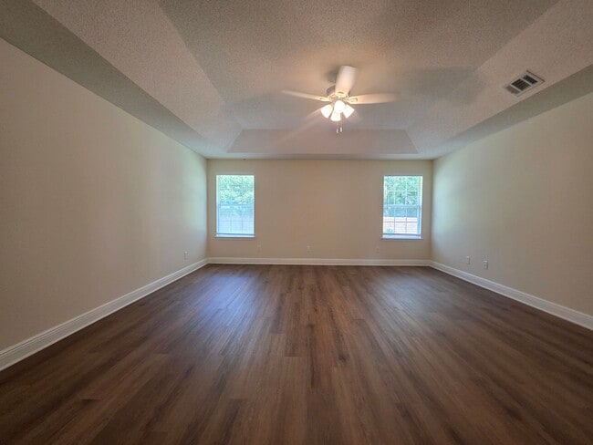Building Photo - 4BR/3BA home with shed close to Navy Feder...