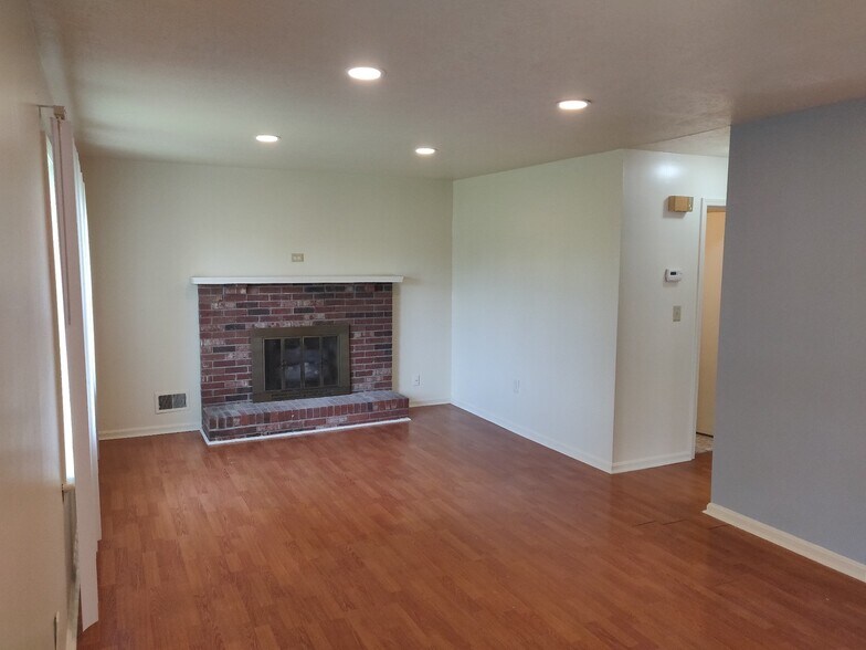 Building Photo - 3442-3442 Heatherfield Dr