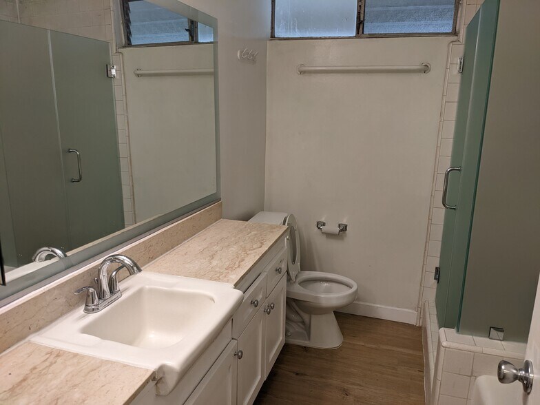 Bath - 1637 Veteran Ave