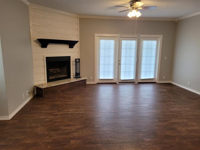 Building Photo - 200 Full Moon