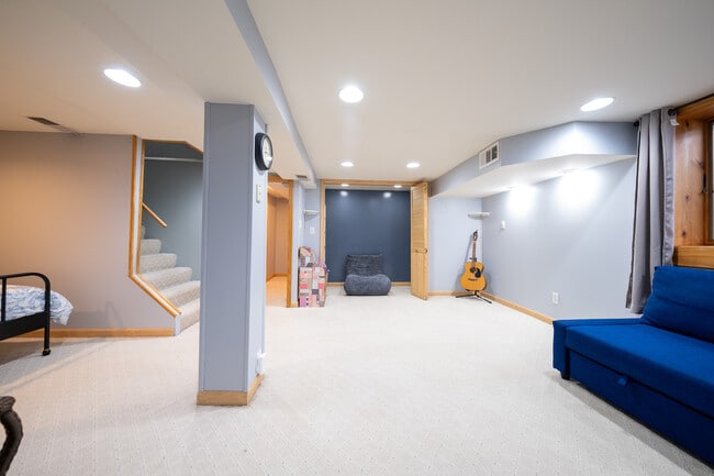 Building Photo - 6057 Clinton Ave