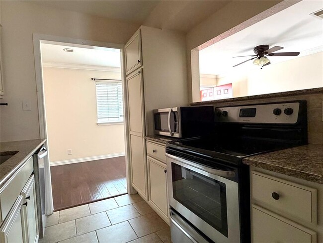 Building Photo - 1407 W 39th 1/2 St