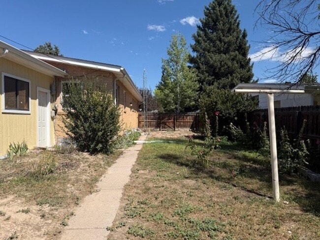 Building Photo - House For Lease