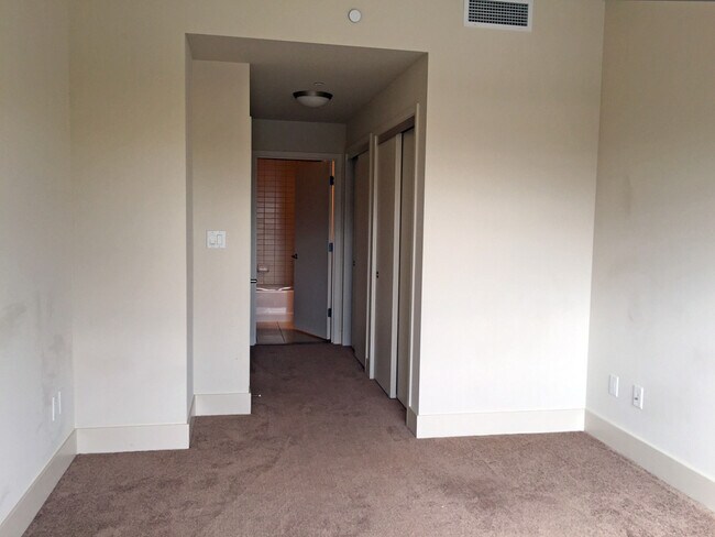 Building Photo - Fantastic 2 Bedroom/2 Bathroom Condo For R...