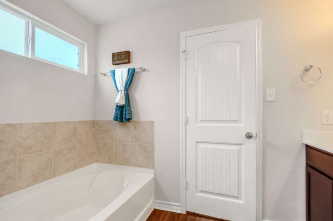 Building Photo - "Spacious 5-Bedroom Sanctuary with 2.5 Bat...
