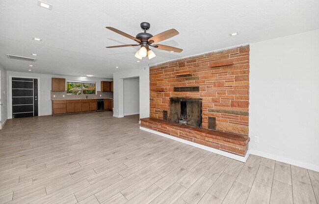 Building Photo - Fully Renovated 2 Bed / 2 Bath in Central ...