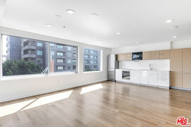 Building Photo - 901 Flower St