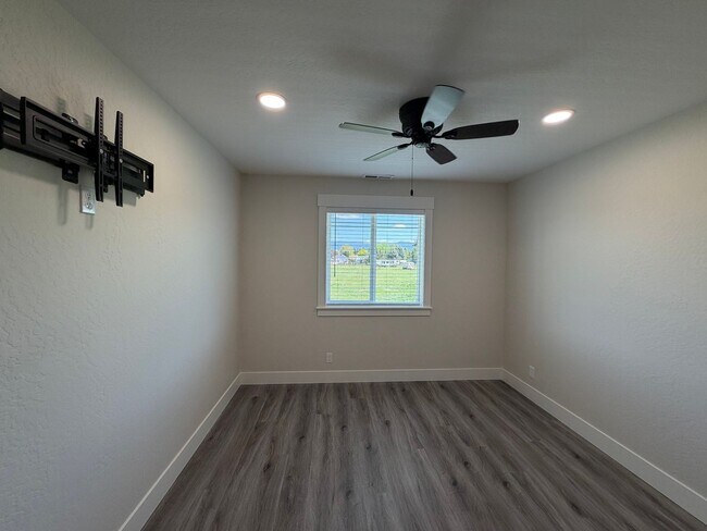 Building Photo - Brand New Hayden Townhome