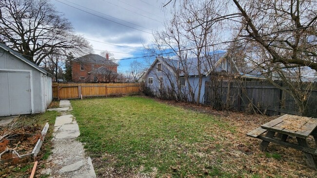 Building Photo - 405 E Spruce St