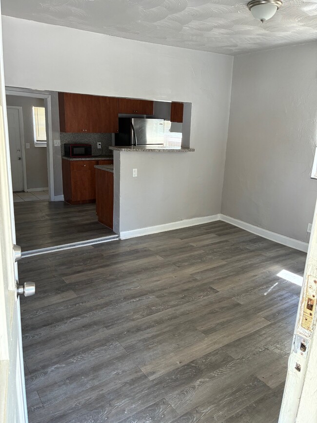 Building Photo - 4425-4427 NW 23rd Ct