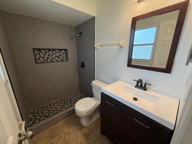 Building Photo - Charming 3/2 home
