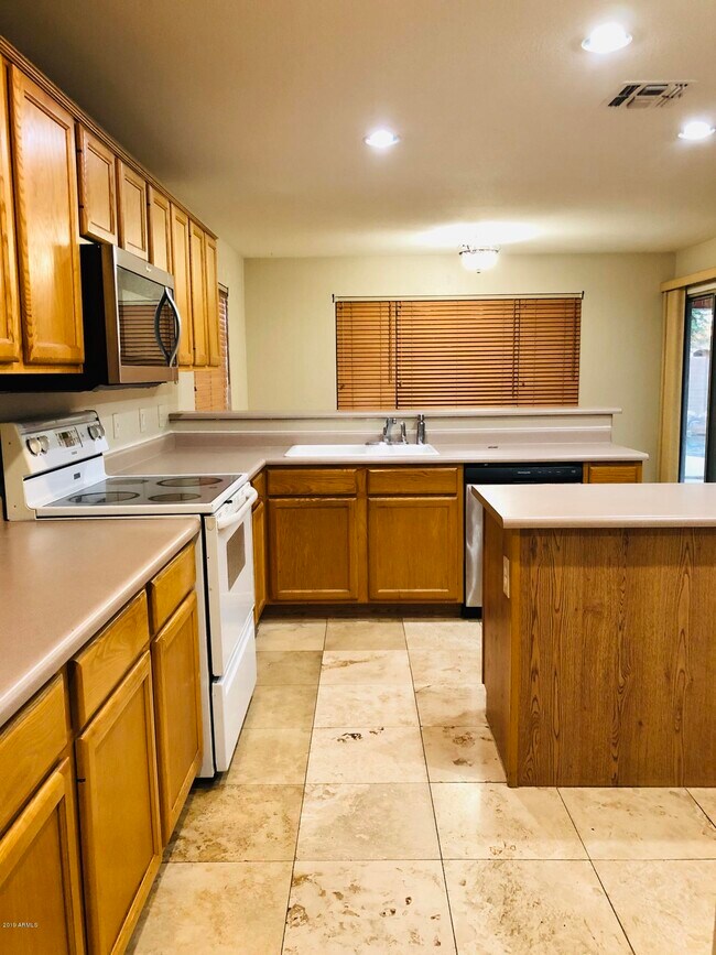 Building Photo - 1266 W Kingbird Dr