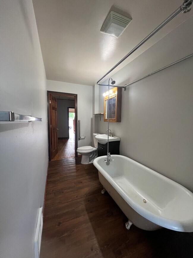 Building Photo - 4 Bedroom 2 Bath House Available in Wausau NOW!