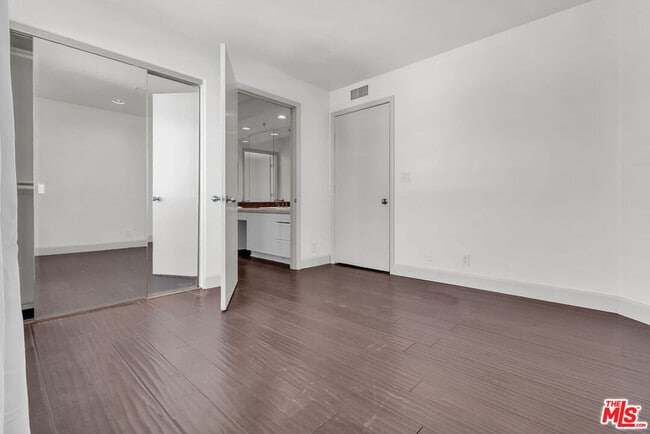 Building Photo - 131 Croft Ave