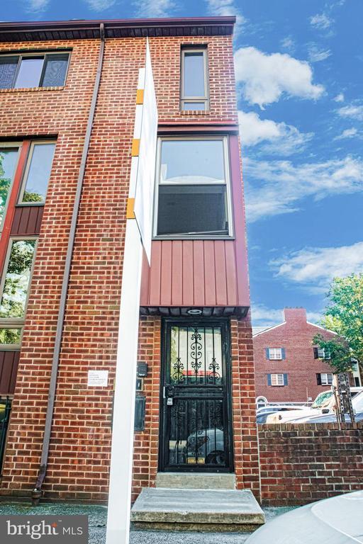 Building Photo - 906 Locust St