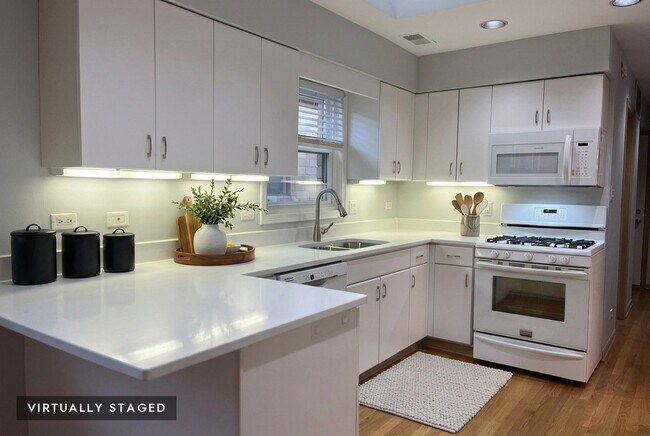 Building Photo - 449 W 37th St