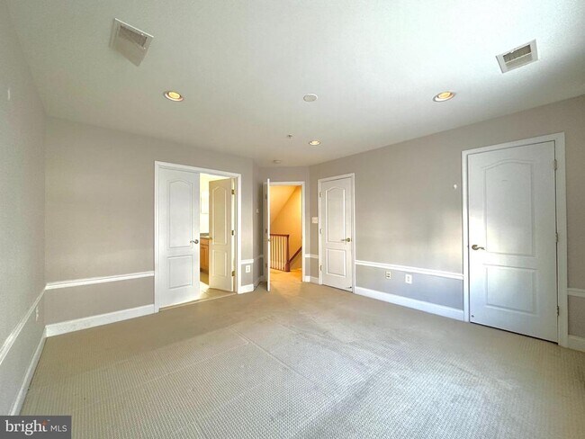 Building Photo - 11837 Regents Park Dr