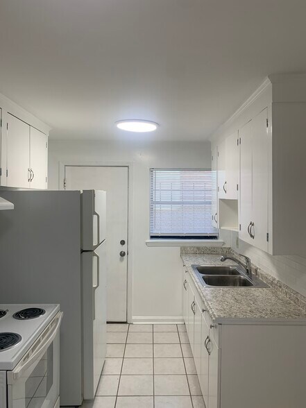 kitchen - 2554 Ernest St