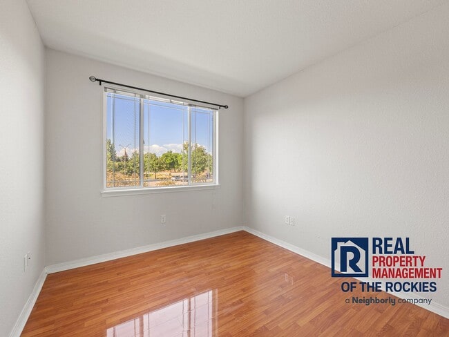 Building Photo - Bright 2 Bed 1 Bath Condo in a Great Location!