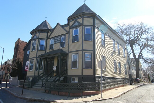 Building Photo - 204 River St