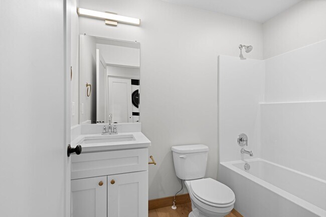 Building Photo - 865 9th St W