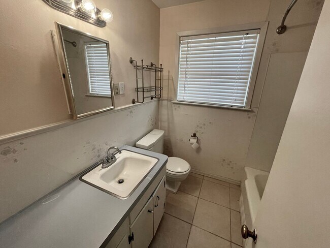 Building Photo - 660 Enfield Ln, Beaumont, TX 77706