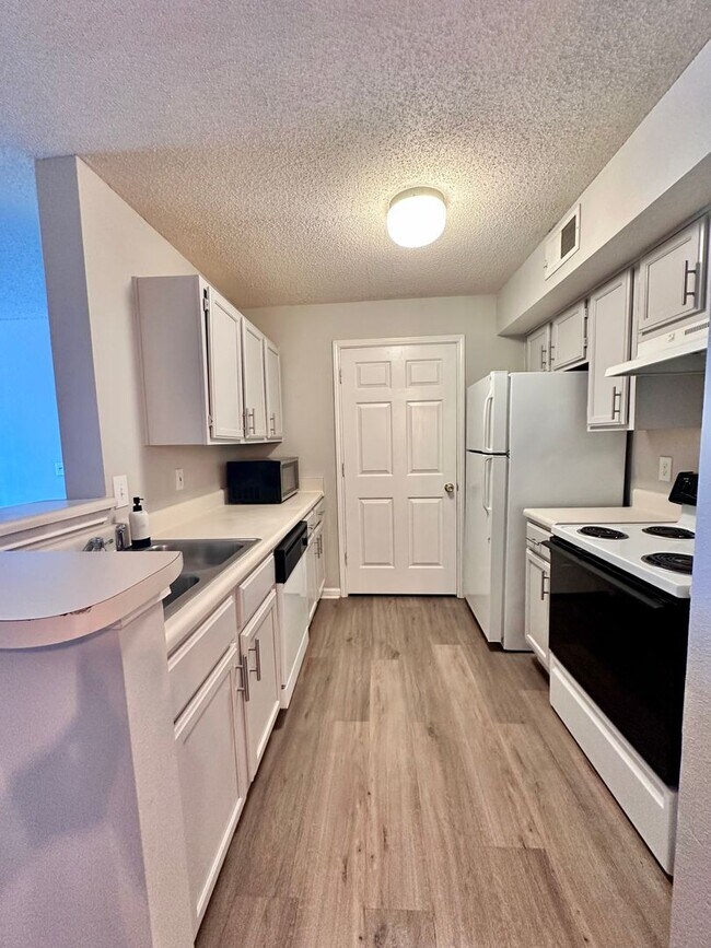 Building Photo - Spacious 1 Bed / 1 Bath Condo in Indian La...