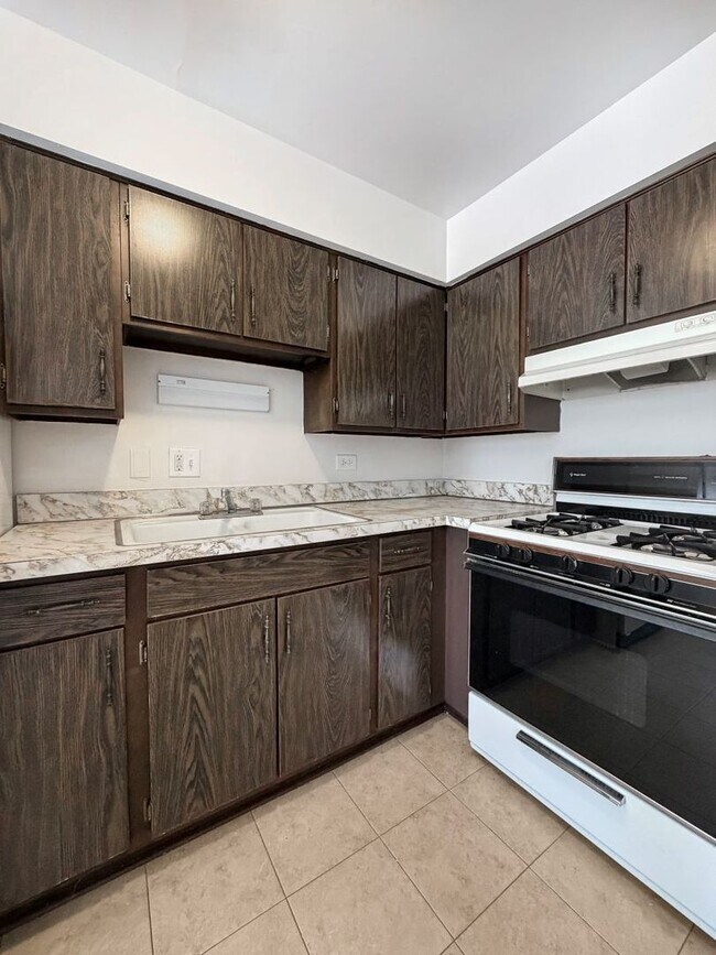 Building Photo - 17812 Oak Park Ave