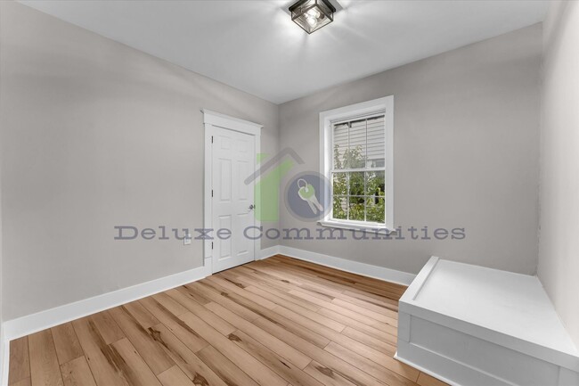 Building Photo - 724-724 Adams St SE