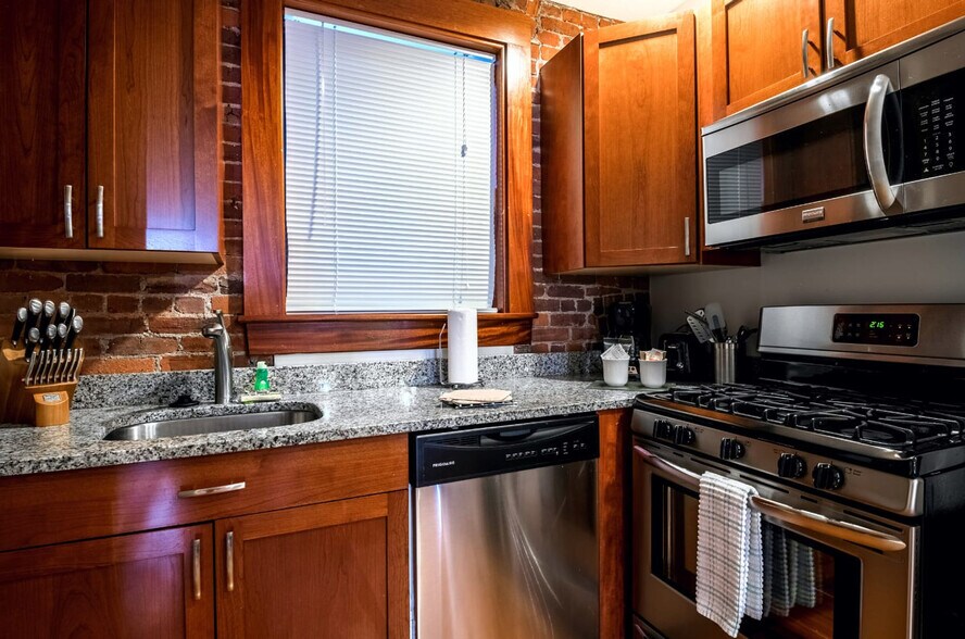 Building Photo - 19 Battery St