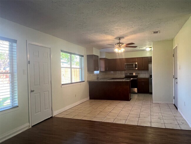 Building Photo - 2406 Ridge Hollow Dr