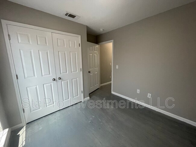 Building Photo - 128 Village Pl