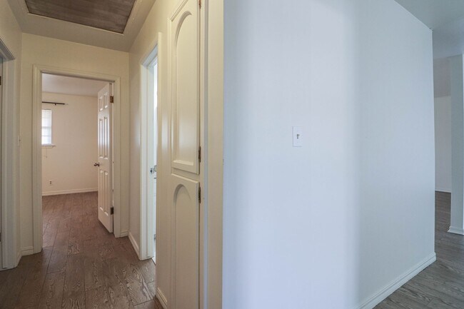 Building Photo - Located in South Tulsa - 3 Bedroom Home!!