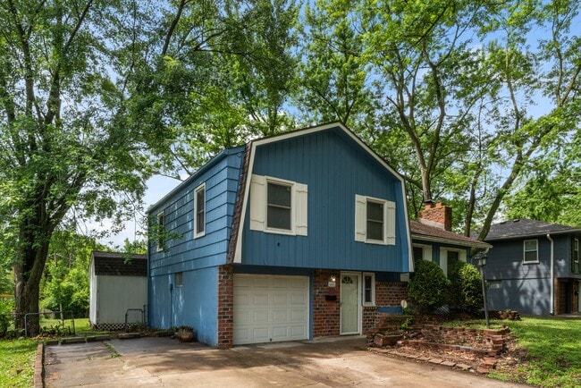 Building Photo - COMING SOON! 3 Bedroom 1 Bathroom in Grand...