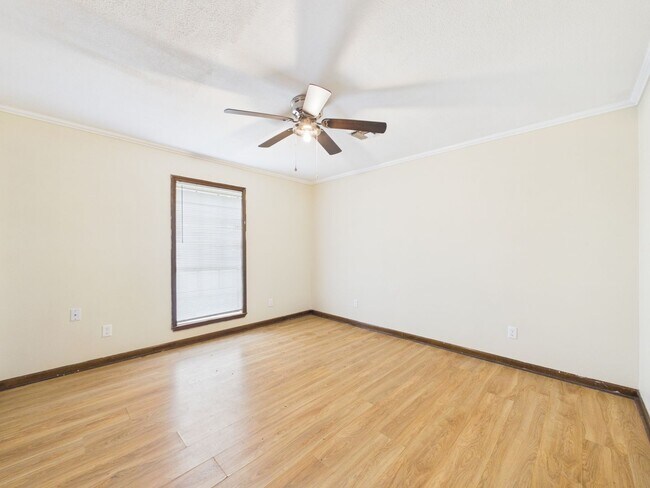 Building Photo - 4 Bedroom/3 Bathroom Home Available NOW!