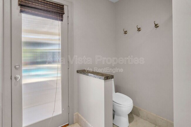 Building Photo - 5940 La Jolla Mesa Dr