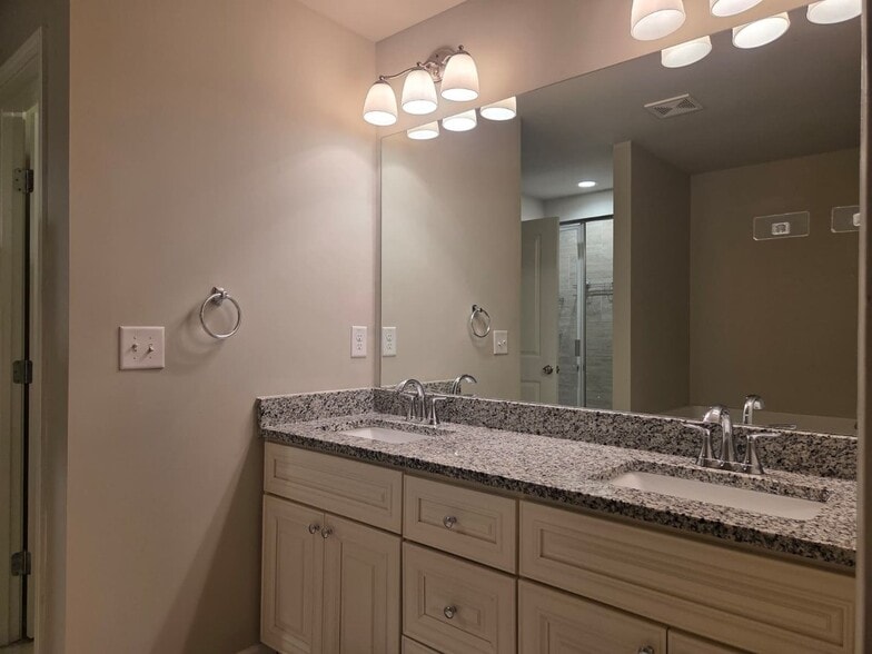 Building Photo - 302 Cashes Dr