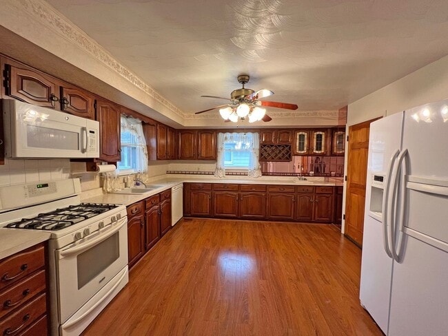 Building Photo - 4 Bedroom, 2 Bathroom Brick Ranch Home For Lease in Peoria, IL