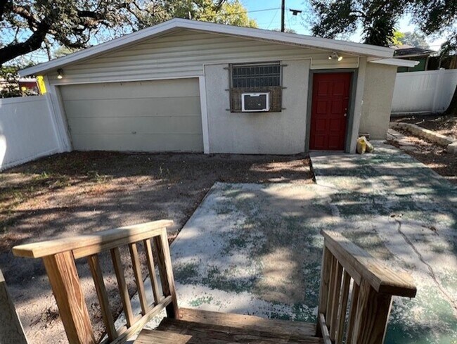 Building Photo - 5 bedroom, 2 bath, detached bonus room w/b...