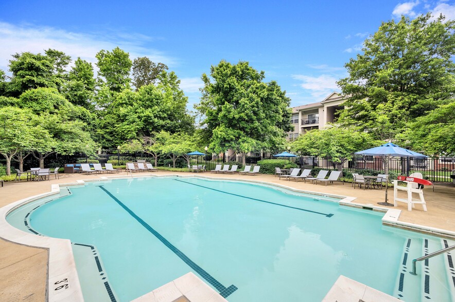 Resort style pool with sundeck - Annapolis Bay