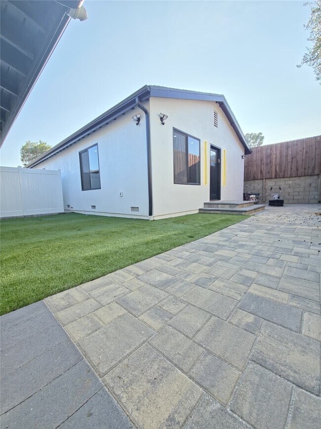 Building Photo - 7045 Nestle Ave