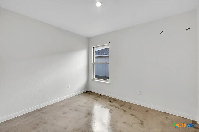 Building Photo - 908 Smoke Tree Ln