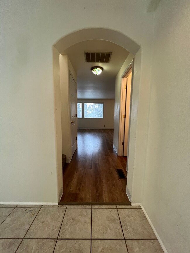 Building Photo - 620-622 Scenic Dr