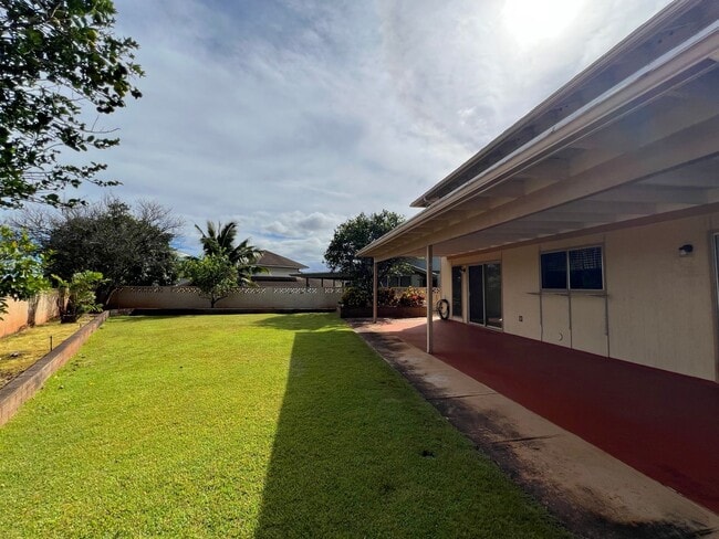 Building Photo - Spacious 5br/2.5ba House w/enclosed yard &...