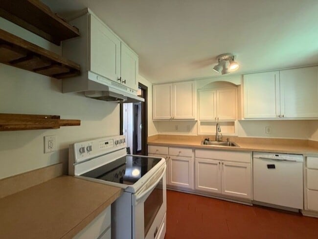 Building Photo - Charming One Floor Living Downtown!