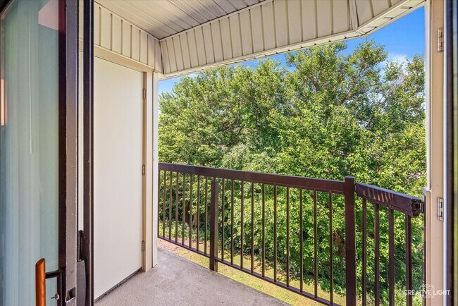 Building Photo - 2220 Country Club Dr
