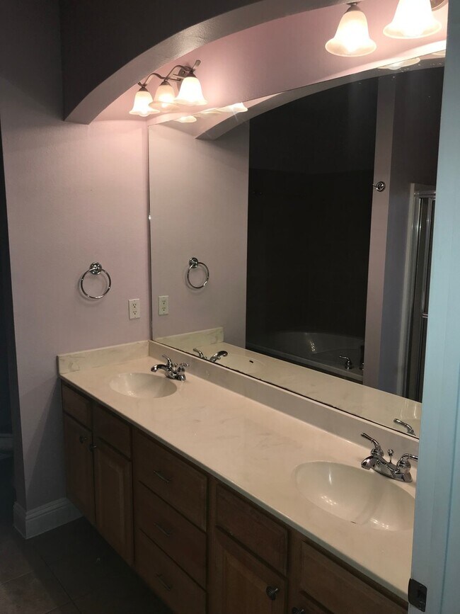 Building Photo - Summer Breeze