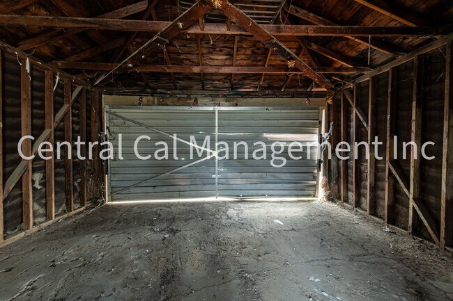 Building Photo - 4 Bedroom/2 Bath Home in Central Bakersfield - $1995 Per Month!