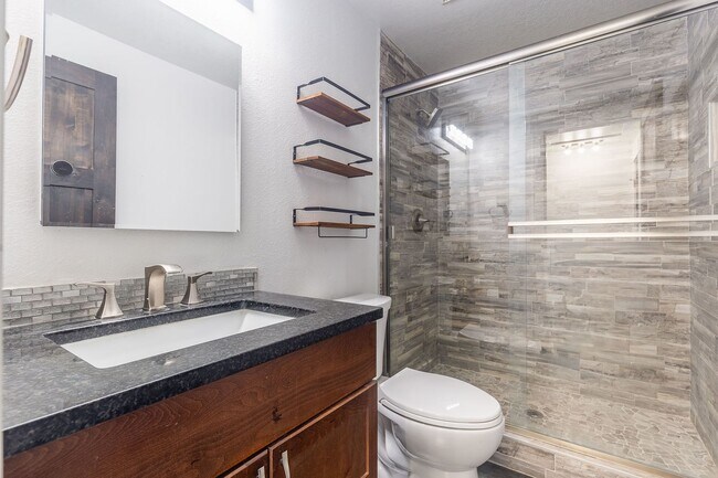 Building Photo - Newly Renovated 2 Bed 1.5 Bath Townhouse