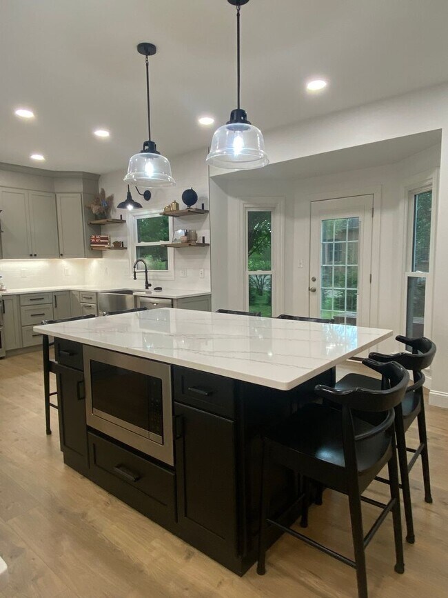 Building Photo - Beautiful Executive Style Home in the Stun...